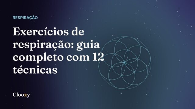 Mulher sentada perto da janela fazendo exercícios de respiração com a mão sobre a barriga